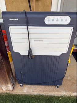 Portable swamp cooler