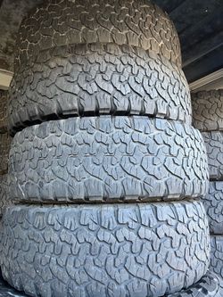 Vendo 265/70/R17 las 4 llantas Bfgoodrich las 4 por $200