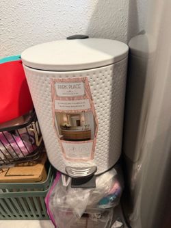 Bathroom or bedroom trash can