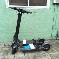 New Blutron Electric Scooter Super Fast Has 3 Different Speed N Battery Last Up To 40 Miles 300 Each