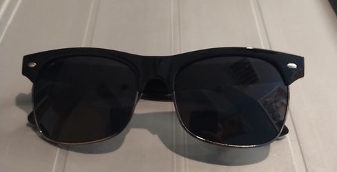 Dark lens wayfarer sunglasses