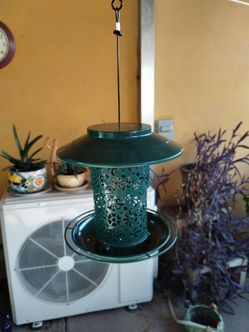 Bird feeder