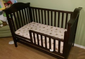 Crib with toddler bed conversion kit