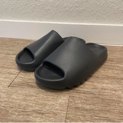 Adidas Yeezy Slides Onyx Size 9 (Never Worn)
