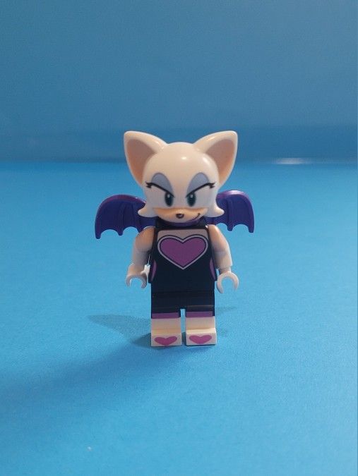 LEGO Sonic the Hedgehog Rouge Minifigure Bat Spy Treasure Hunter 76996.
