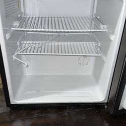 Avanti Mini fridge 50$