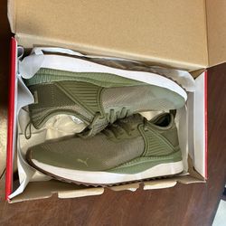(Like New) PUMA Women’s Soft-Foam Sneakers -Size 8