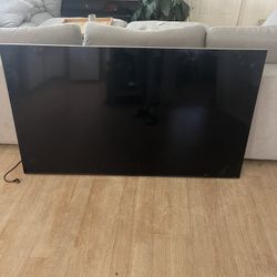 65" SmartTV small crack on the bottom right + Wall Mount Included