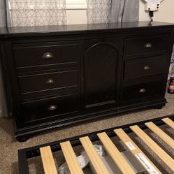 Dresser Missing Center Door Knob