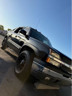 2005 Chevy avalanche truck ( GREAT CONDITION )