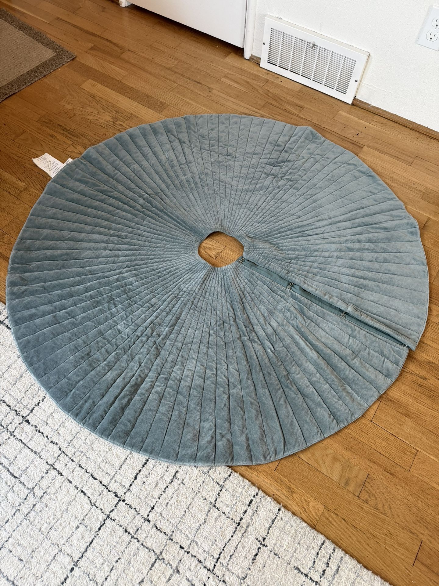 Flake White Velvet Christmas Tree Skirt 48"