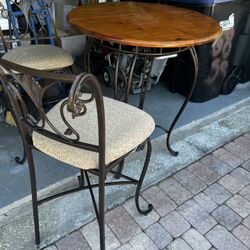Kitchen Bar Style Table And Chairs. 