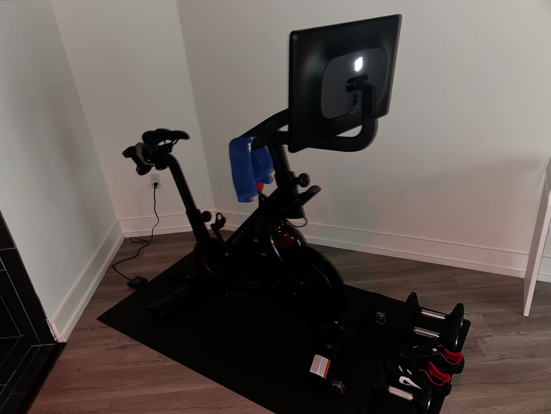 Peloton Bike – Excellent Condition + Accessories