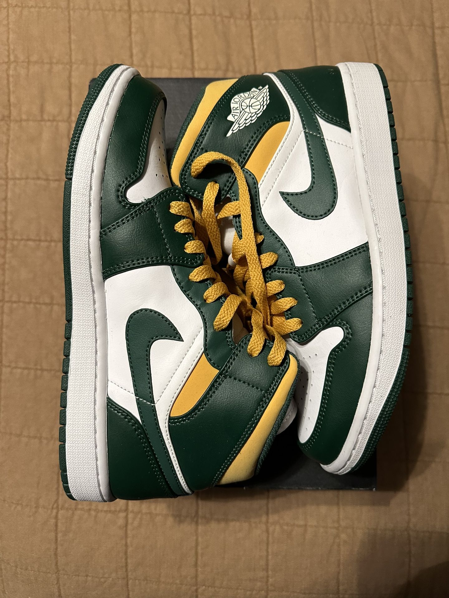 Air Jordan 1 Mid 9.5