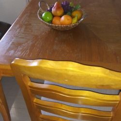 Comedor De Madera Con Cuatro Sillas