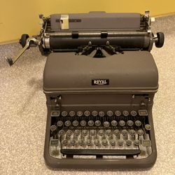 Vintage Working ROYAL Typewriter (1940’s)