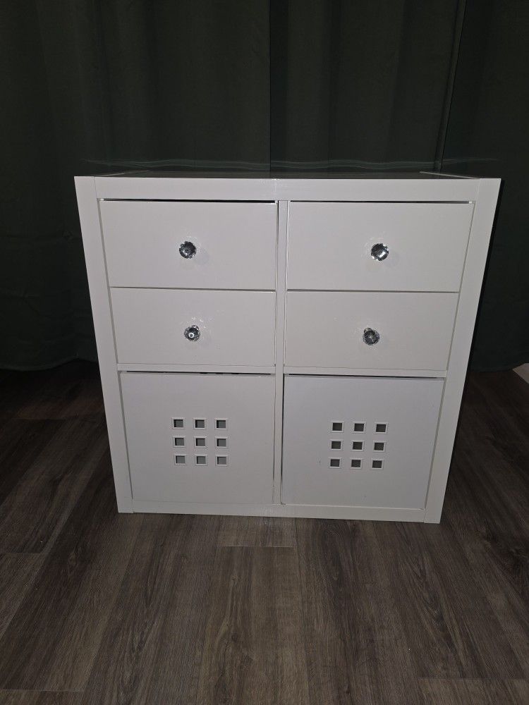 2x2 WHITE KALLAX WITH DRAWERS