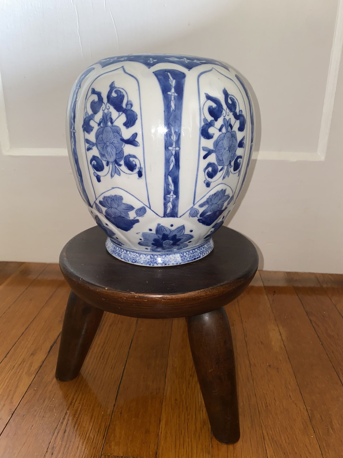 Chinese Porcelain Chinoiserie Blue and White Pumpkin Shaped Vintage Ginger Jar