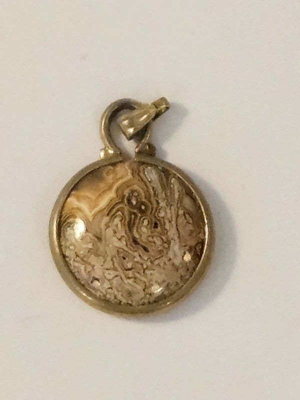 Stone Agate Pendant Horse Shoe For Luck Gold Filled Marked 1/20 12 KT This beautiful pendant is a must-have for anyone seeking luck and prosperity. 