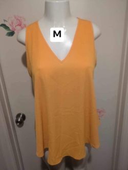 New women’s top size medium