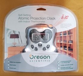 New Self Setting Backlit Hi-Glo LCD Screen Atomic Projection Clock with Indoor Temperature. 