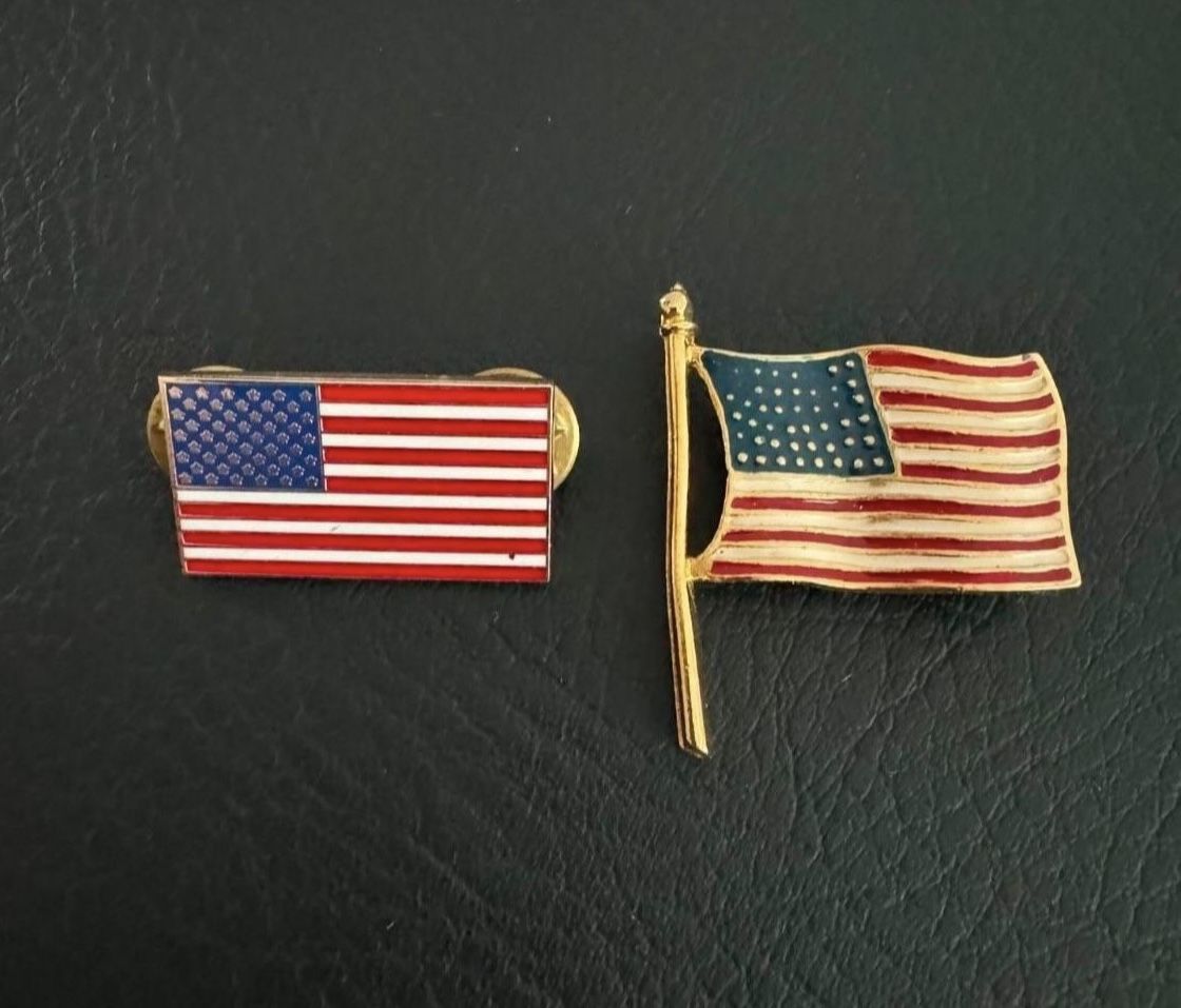 2 Collectible Patriotic Flags USA pins In great condition