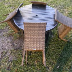 Set of 5 pieces Used - Woodard Patio Dining Chair In great condition - Set of 5 piece for $300