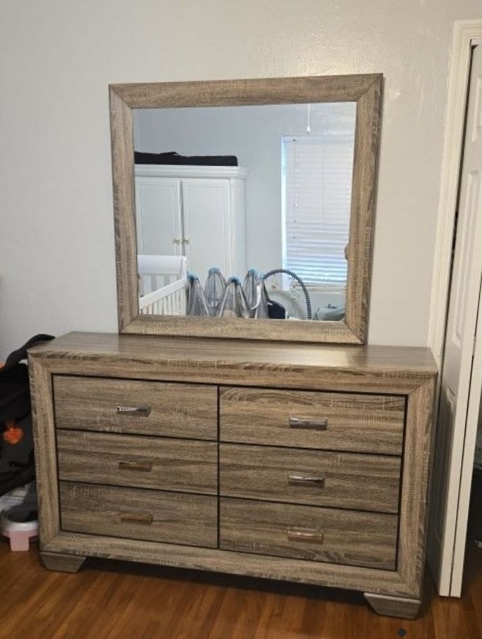 Dresser With Mirror