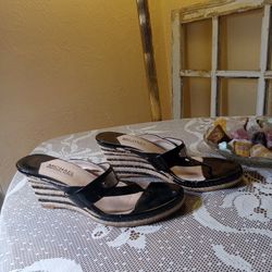 Michael Kors Womens Brown And Black Wedge Striped Platform Sandals Shoes Size 8.5 Has Slight Wear By The Toe Strap Area