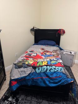 Cama Twin negra de madera – excelente condición