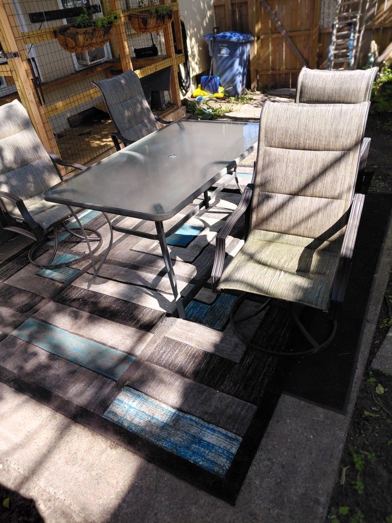 Slightly Used Patio Set 4 Chairs