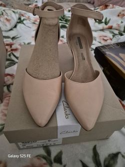 Clarks Linvale Edyn Pointed-Toe Flats