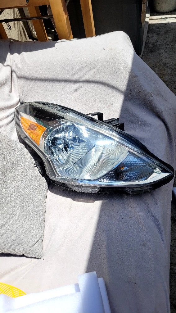 Nissan Headlight Assembly