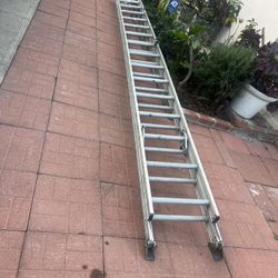 Escalera de 32 pies de aluminio perfectas condiciones muy barata 