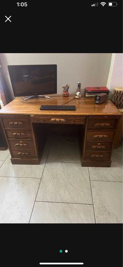 Hermoso Escritorio de Madera Sólida y Pesado $300 Dlls. Acepto Ofertas