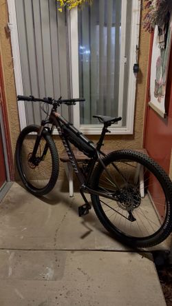 2025 specialized rockhopper sport, size L, 29-inch tires ready to go out on any terrain. $550. OBO