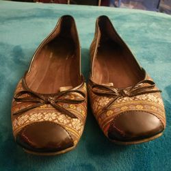 Patterned bow tie brown flats