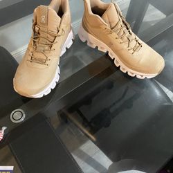 On cloud Women’s Show Size 8.5.  Like New!!!!!