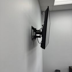 Samsung 43″ LED TVs with Wall Mounts – 2 sets available