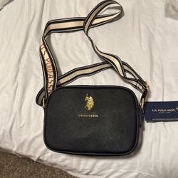 CLASSIC ZIP CROSSBODY BAG
