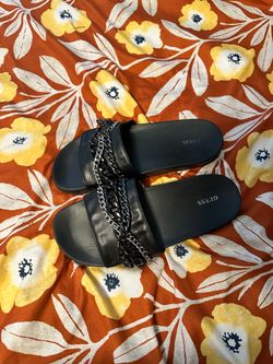 Guess slides woman’s 10