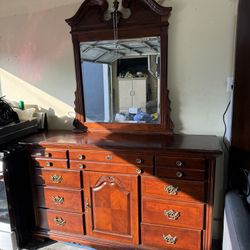 Tocador / Dresser With Mirror