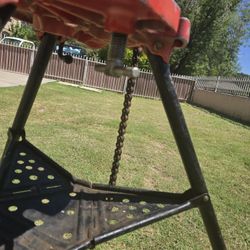 RIDGID Portable Chain Vise: Folding Leg