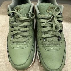 Women’s 9.5 Nike Shoes