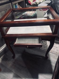 End table curio case