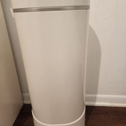 Munchkin STEP Diaper Pail. 