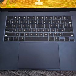 Apple MacBook Air 15 Inch, M2 Chip, 256GB, 8 Gb Ram! Only Used Couple Time. Battery Health 100%