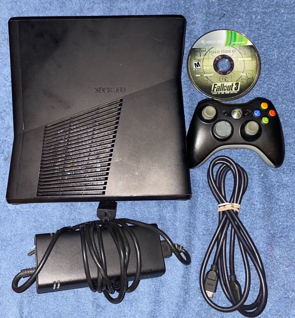 XBOX 360 SLIM CONSOLE WITH VIDEO GAME & CONTROLLER
