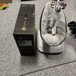 4 Moms Mamaroo Baby Swing Like New. $120