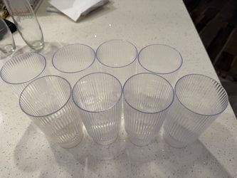8 Plastic cups